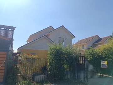 Casa en venta en Amplia Propiedad Aislada a la Venta Calle Peumo, Larapinta Lampa. - 3 dormitorios, 2 baños