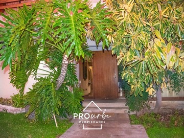 Casa en venta en Monseñor Escrivá de Balaguer, Vitacura - 6 dormitorios, 4 baños