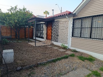 Casa en arriendo mensual en Linda Casa Remodelada, Buena y Tranquila Ubicacion - 3 dormitorios, 2 baños