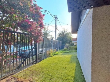 Casa en venta en Erika / Camino El Alba, Las Condes - 4 dormitorios, 3 baños