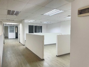 Oficina en arriendo mensual en Oficina Luminosa en Ubicación Estratégica (163118), Santiago - 2 baños