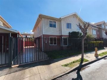 Casa en venta en Avda. Ejército Libertador N°2120 Casa 97, Puente Alto - 4 dormitorios, 2 baños