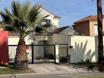 Casa en venta en Avenida de Los Viñedos, Peñalolén - 4 dormitorios, 4 baños