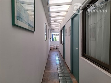 Casa en venta en Miguel León Prado y Victoria, Santiago - 4 dormitorios, 5 baños