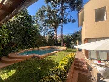 Casa en venta en Carlos Peña Otaegui con Vital Apoquindo, Las Condes - 4 dormitorios, 3 baños