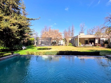 Casa en arriendo mensual en En Lo Barnechea - 4 dormitorios, 5 baños