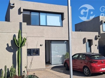 Casa en venta en Avda Laguna, Padre Hurtado - 3 dormitorios, 2 baños