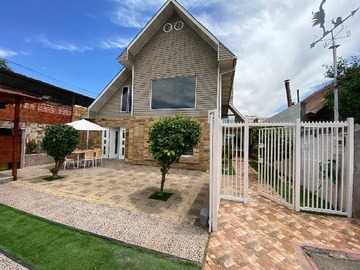Casa en venta en Venta Espectacular y Exclusiva Casa en la Comuna de San Miguel - 4 dormitorios, 2 baños
