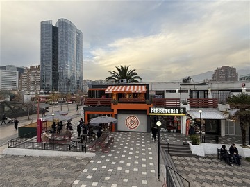 Local Comercial en arriendo mensual en Apoquindo con Manquehue, Las Condes - 1 baño