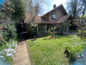 Casa en venta en Torres del Paine Poniente, Peñalolén - 5 dormitorios, 4 baños