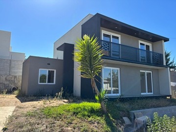 Casa en venta en Teniente Serrano, Quilpué - 4 dormitorios, 3 baños