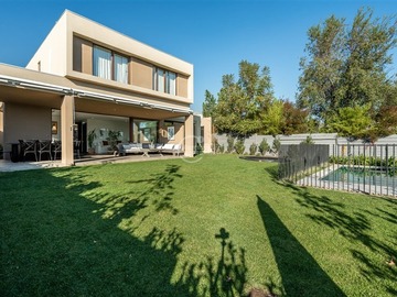Casa en venta en Av. Jose rabat, Colina - 5 dormitorios, 5 baños