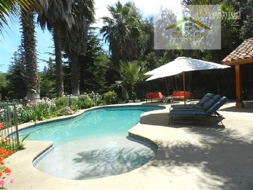 Casa en venta en Algarrobal, Colina - 6 dormitorios, 7 baños