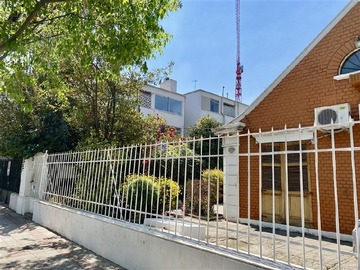 Local Comercial en arriendo mensual en Canada/ Hospital El Salvador, Providencia - 3 baños