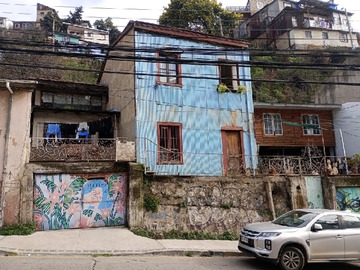 Casa en venta en A 7 cuadras de la plaza sotomayor, barrio puerto, Valparaíso - 5 dormitorios