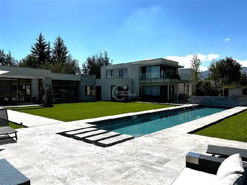 Casa en venta en Las Brisas de Chicureo, Colina - 5 dormitorios, 5 baños