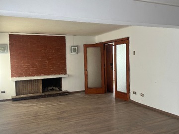 Oficina en arriendo mensual en Acogedora Casa de Dos Pisos en Calle Álvarez - 5 dormitorios, 2 baños