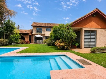 Casa en venta en Villa Pucara, Curicó - 5 dormitorios, 5 baños