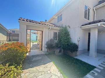 Casa en arriendo mensual en Vivienda Luminosa Ideal para Familias (153642), Padre Hurtado - 4 dormitorios, 3 baños