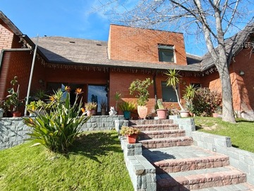 Casa en venta en Maravillosa casa en las pircas, Peñalolén - 8 dormitorios, 5 baños