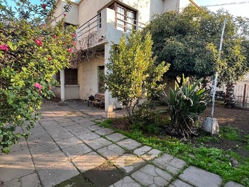 Casa en venta en En barrio tranquilo (181195), Ñuñoa - 6 dormitorios, 3 baños