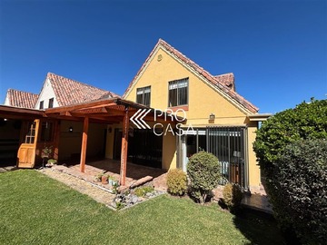 Casa en venta en Av. Pie andino, Lo Barnechea - 4 dormitorios, 3 baños