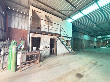 Terreno Industrial en arriendo mensual en Amplio galpón 660 mts (143439), San Bernardo - 2 baños
