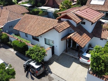 Casa en venta en 5D 4B 2E + Servicio Piscina Calefaccionada, La Reina - 5 dormitorios, 4 baños