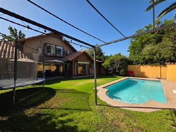 Casa en venta en Av. Los fresnos, Huechuraba - 5 dormitorios, 4 baños