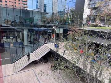Local Comercial en arriendo mensual en Amplio local en mejor zona de negocios de Las Condes con gran afluencia de público, Las Condes - 2 baños