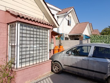 Casa en venta en Propiedad Ubicada en Hibiscos Oriente, Larapinta, Lampa. - 4 dormitorios, 2 baños