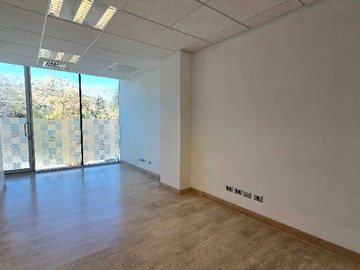 Oficina en arriendo mensual en Espaciosa Oficina con Excelente Luz Natural. (169593), Las Condes - 1 baño