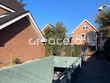 Casa en venta en Casa en condominio con estacionamiento subterráneo, Vitacura - 5 dormitorios, 4 baños
