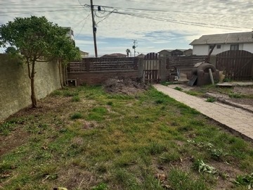 Casa en venta en Calle berna/las acacias, Pichilemu - 7 dormitorios, 2 baños