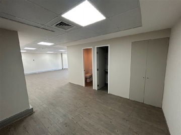 Oficina en venta en Metro Manuel Montt, Providencia - 1 dormitorio, 2 baños
