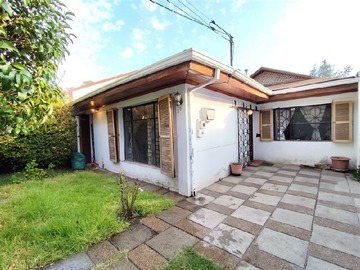 Casa en venta en Acogedora Casa 3 Dormitorios/Vilanova/Metro Dominicos, Las Condes - 3 dormitorios, 1 baño