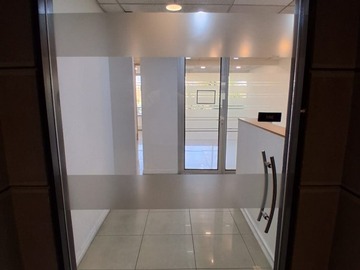 Oficina en arriendo mensual en Av. Vitacura a la altura de luis pasteur, Vitacura - 2 baños
