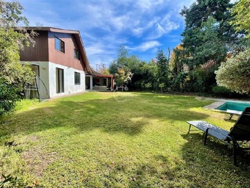 Casa en venta en Gino Girardi/ Camino el Huinganal, Lo Barnechea - 6 dormitorios, 5 baños