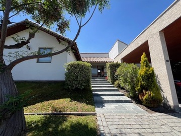 Casa en venta en Condominio - pasado alvaro casanova, Peñalolén - 5 dormitorios, 5 baños