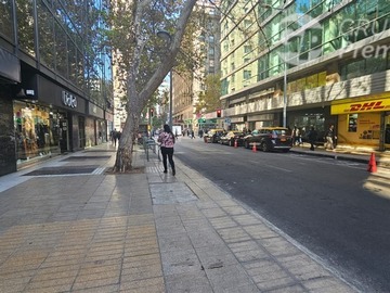 Local Comercial en arriendo mensual en A pocos metros del metro santa lucia, Santiago - 1 baño