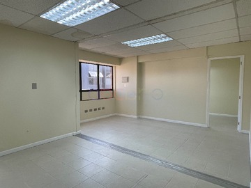 Oficina en arriendo mensual en Oficina 1 Privado, Cercana Avenida Libertad - 1 dormitorio, 1 baño