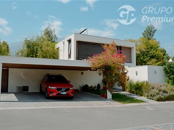 Casa en venta en Carlos Ossandón, La Reina - 4 dormitorios, 3 baños
