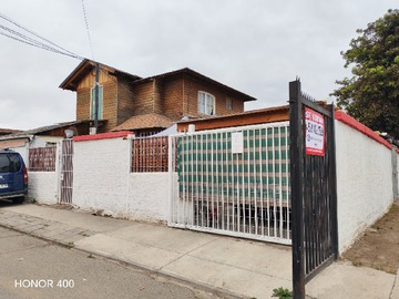 Casa en venta en Se Vende Casa Dos Pisos P. Hurtado ( 2 Depto. Interiores ) - 5 dormitorios, 4 baños