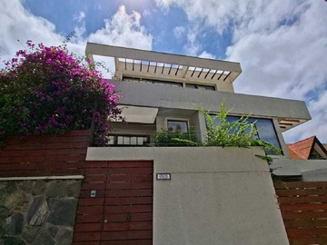 Casa en venta en Casa con Gran Jardín y Piscina Privada (140737), Viña del Mar - 5 dormitorios, 4 baños