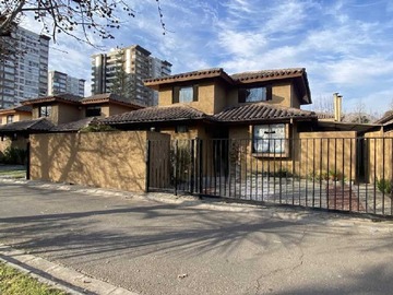 Casa en arriendo mensual en Amplia casa en condominio en Pedro Fontova (174252), Huechuraba - 5 dormitorios, 4 baños