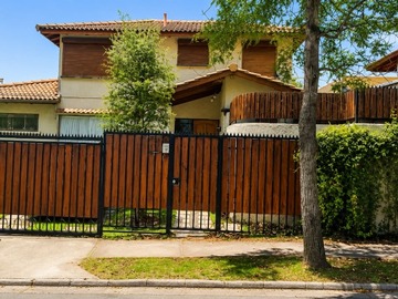Casa en venta en ., Peñalolén - 5 dormitorios, 4 baños
