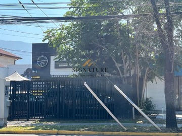 Casa en venta en Entre juan xxiii y embajador doussinague, Vitacura - 3 dormitorios, 2 baños