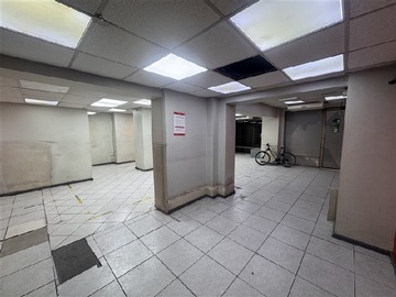 Local Comercial en arriendo mensual en Moneda 1100, Santiago - 2 baños