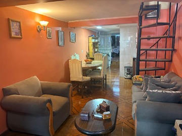 Casa en venta en Entre Isla 11442, La Florida, Región Metropolitana de Santiago 8240000, Chile, La Florida - 3 dormitorios, 1 baño