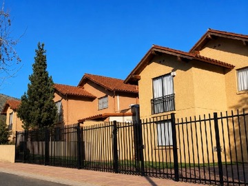 Casa en venta en Avenida Pedro Fontova Norte, Huechuraba - 4 dormitorios, 4 baños